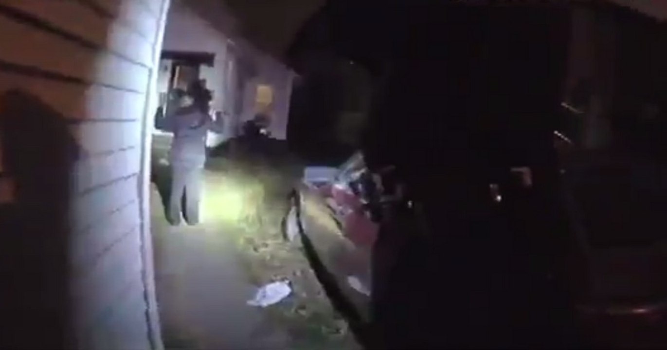 La police tient en joue une fille de 11 ans pour pouvoir la menotter