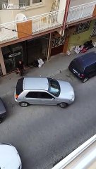 Elle met 5 minutes pour se garer en créneau