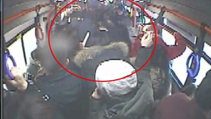 출근길 만원 버스에서 쓰러진 여학생 승객들이 구조 / YTN