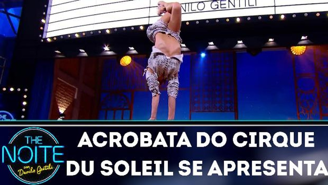 Acrobata do Cirque du Soleil se apresenta no palco