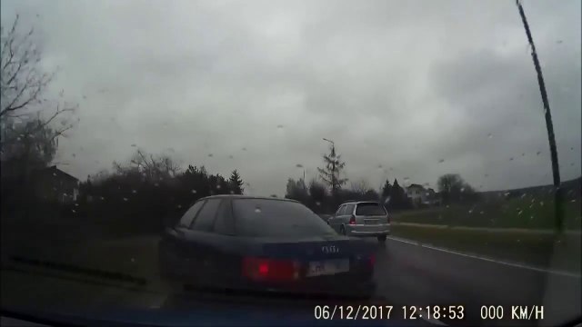 Ce chauffard double alors qu'un automobiliste essaie dejà de le doubler et c'est le drame