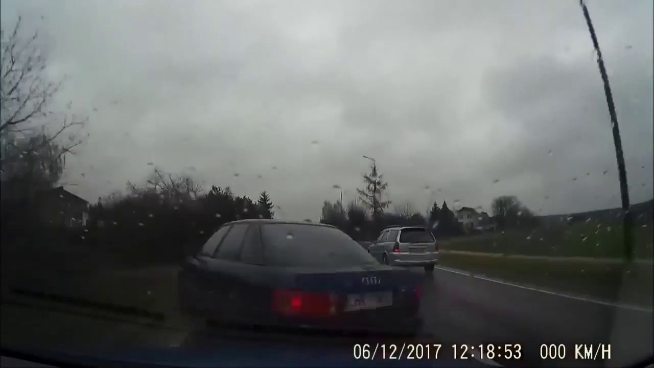 Ce chauffard double alors qu'un automobiliste essaie dejà de le doubler et c'est le drame