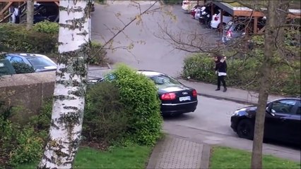 Un pervers suit une fille dans la rue et ne veut plus la lâcher (Pologne)
