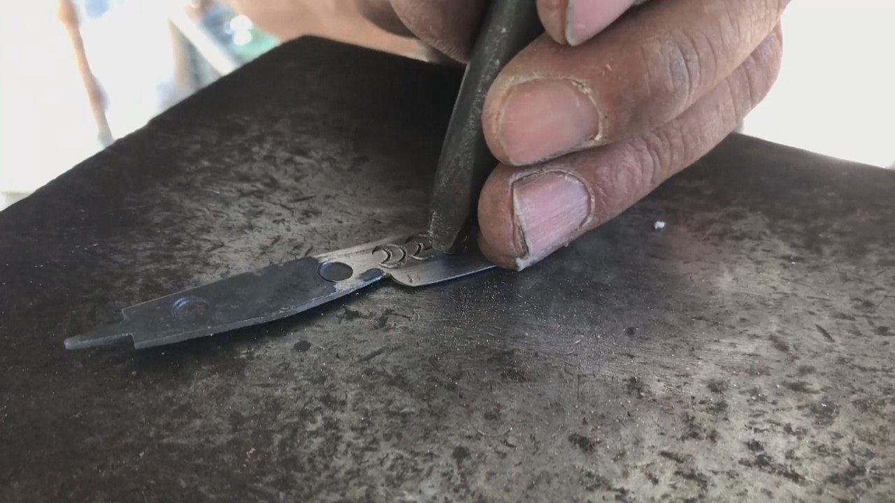 Los "cuchillos del desierto", una tradición forjada a golpe de martillo