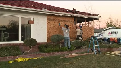 Video herunterladen: Alleged DUI Driver Smashes Vehicle into Woman's Home