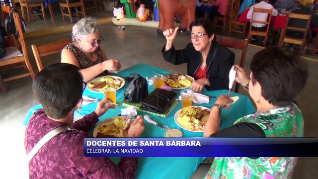 Docentes de Santa Barbara celebran la navidad