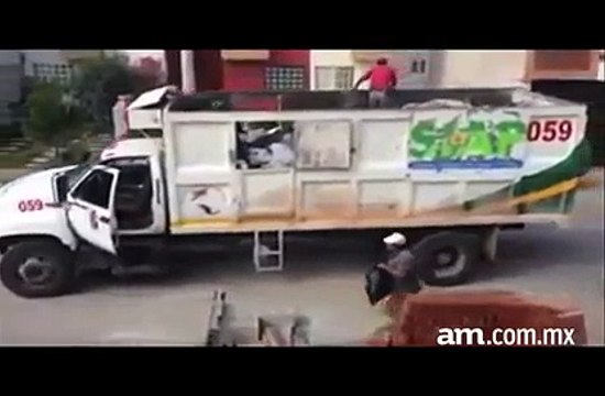 Un camion poubelle sans chauffeur... Les éboueurs mexicains sont tarés