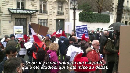 Des manifestants pro-NDDL en face de l'Assemblée