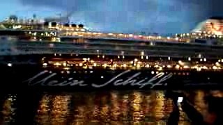 Ship Spotting_ _Mein Schiff_ bei Nacht im Hamburger Hafen