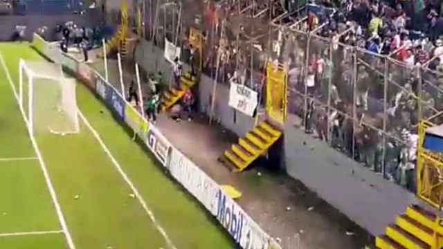 DEPORTES AFICIONADOS ENTRAN A LA CANCHA EN CLASICO SAMPEDRANO