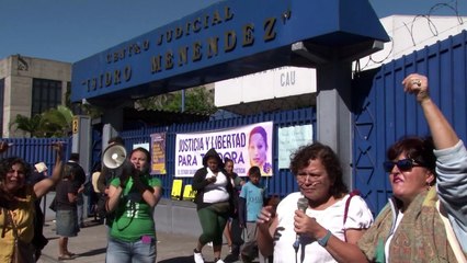 El Salvador confirma condena a mujer por ley antiaborto