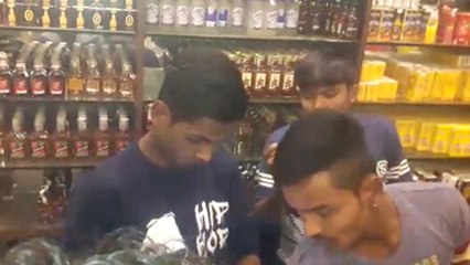 ಬೆಳಗಾವಿಯ ಬಾರ್ ಒಂದರಲ್ಲಿ GST ಸಹಿತ ಬಿಲ್ ಕೇಳಿದಕ್ಕೆ ಬಿತ್ತು ಗೂಸಾ | Oneindia Kannada