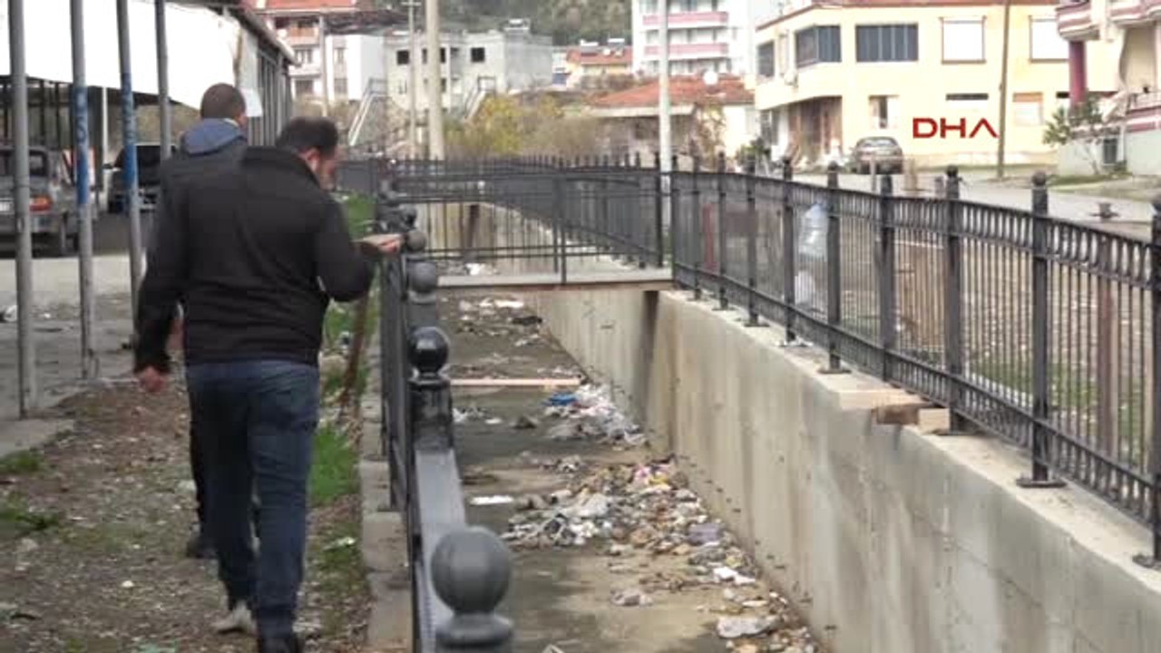 Balıkesir Su Kanalına Düşen Köpeği Belediye Görevlileri Kurtardı