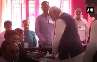 அகமதாபாத்தில் வரிசையில் நின்று தனது வாக்கை பதிவு செய்தார் பிரதமர் மோடி- வீடியோ