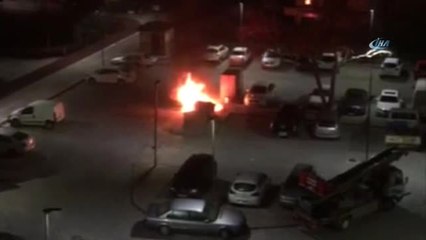 Çöp Konteynerinde Çıkan Yangın, Park Halindeki Otomobili Yaktı