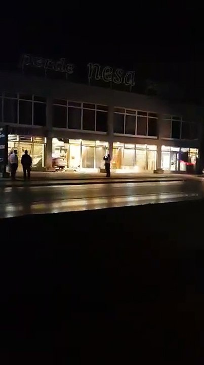 Aksident në dalje të Prishtinës, vetura hynë në lokal