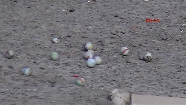 El Yapımı Patlayıcıyı Atıp Kaçtı