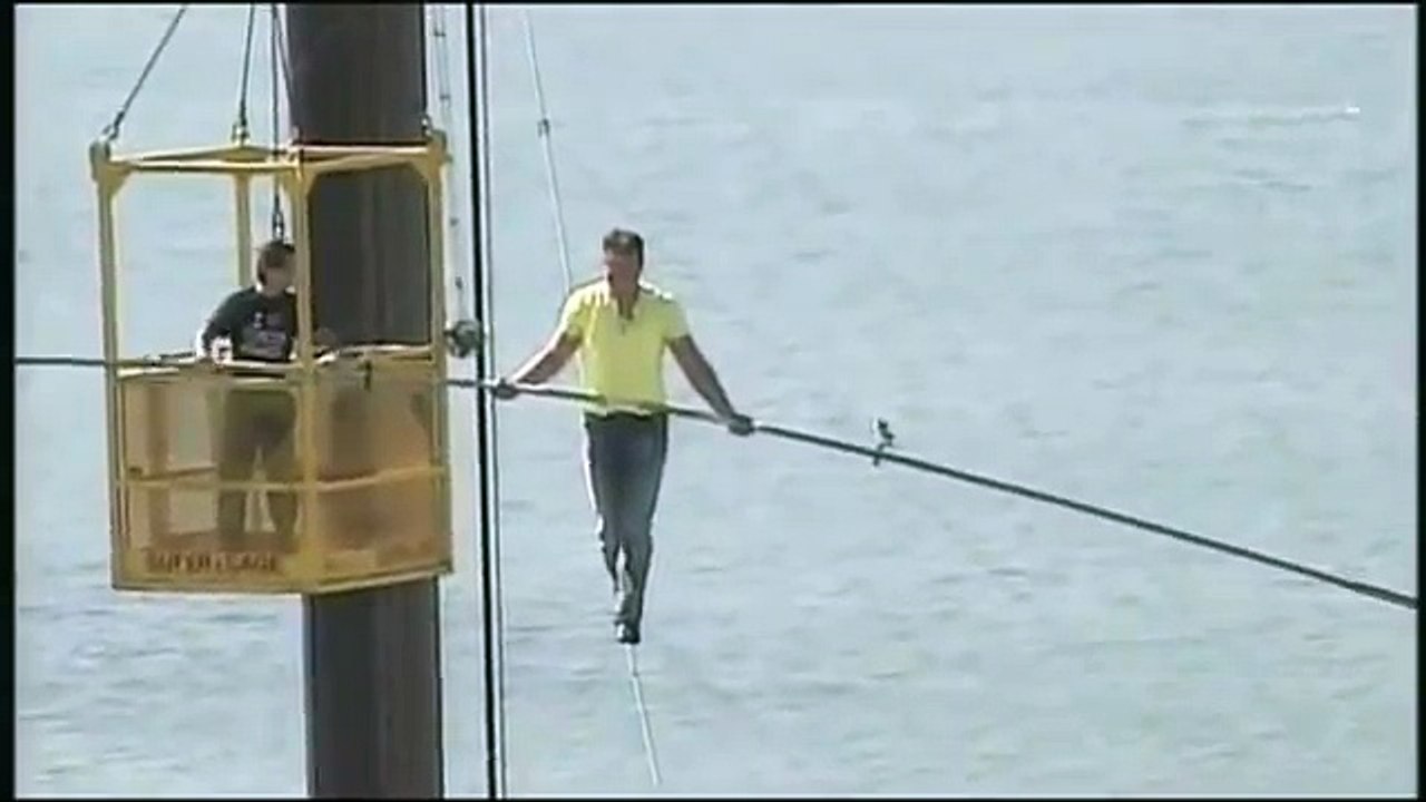 Nik Wallenda  Daredevil's 200ft High No-Harness Tight-Rope Stunt
