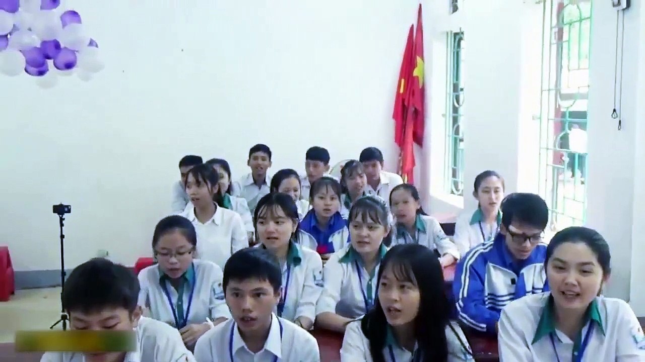 Cả lớp cùng nhau hát "Thầy tuyệt vời nhất" mừng sinh nhật thầy chủ nhiệm.