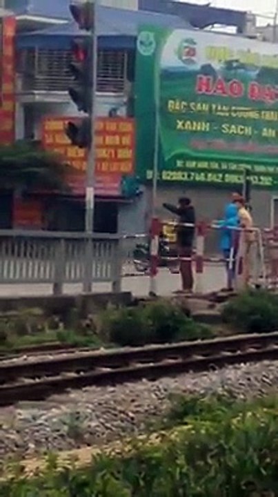 CSGT Thái Nguyên phạt người vi phạm bằng cách cho họ đứng điều hành