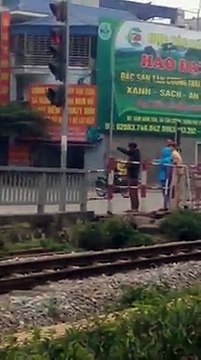 CSGT Thái Nguyên phạt người vi phạm bằng cách cho họ đứng điều hành