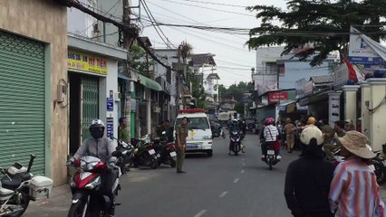 Người dân tập trung theo dõi công an khám nghiệm hiện trường