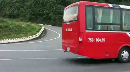 Cặp đôi chụp ảnh cưới ngay giữa đường