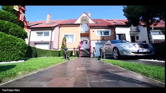 Cô dâu mặc váy cưới hơn 5 tỷ đồng và bốc vàng ném cho quan khách trong đám cưới vàng ròng