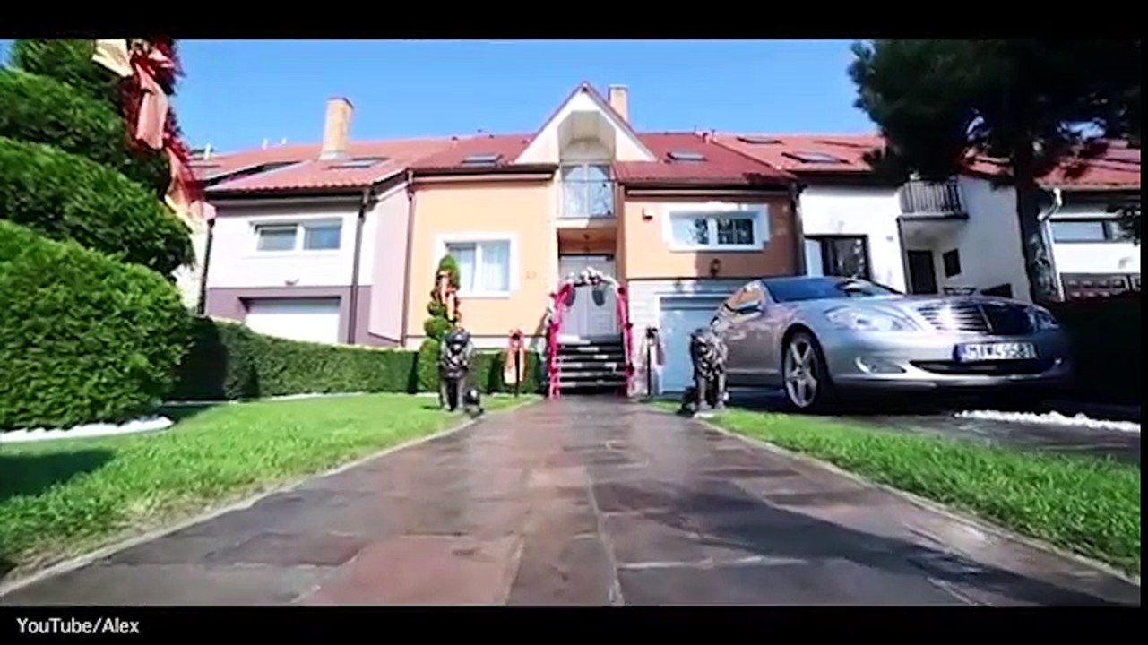 Cô dâu mặc váy cưới hơn 5 tỷ đồng và bốc vàng ném cho quan khách trong đám cưới vàng ròng