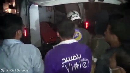 Nhân viên cứu hộ bật khóc khi giải cứu bé gái 30 ngày tuổi