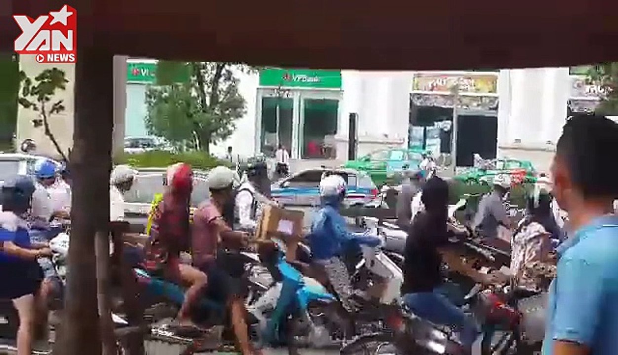 Hốt hoảng thanh niên cầm gậy đánh người già giữa phố