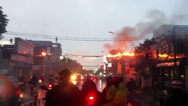 Dây điện cháy nổ như pháo hoa trên phố Sài Gòn