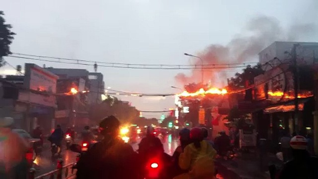 Dây điện cháy nổ như pháo hoa trên phố Sài Gòn