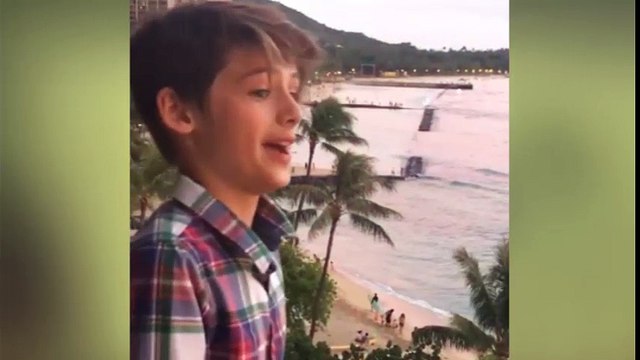 Những khoảnh khắc đời thường đẹp như phim của cậu bé đẹp trai nhất thế giới