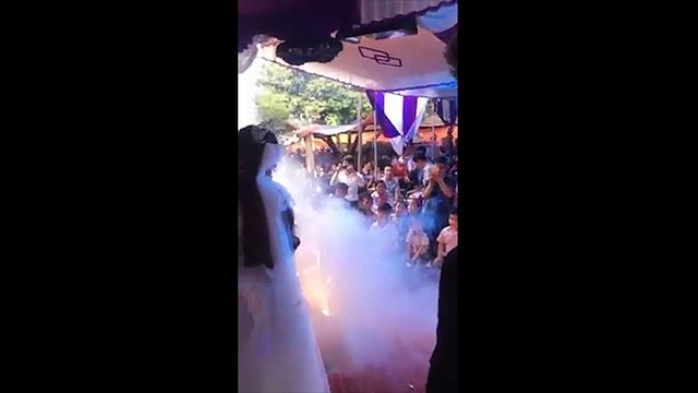 Nụ hôn 'bất chấp cả thế giới': Hát hết bài vẫn chưa hôn xong