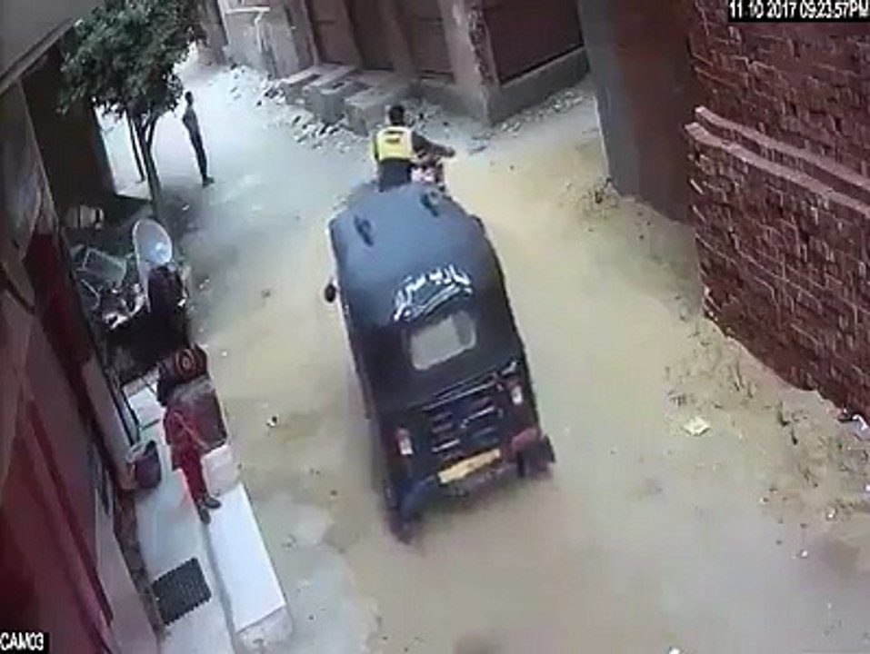 The Guy Tries To Kidnap The Little Girl CCTV Video