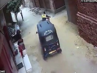 The Guy Tries To Kidnap The Little Girl CCTV Video