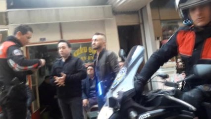 Bıçakla Bir Kişiyi Yaraladı, Kendisini Telefonla Arayan Polislere Teslim Oldu