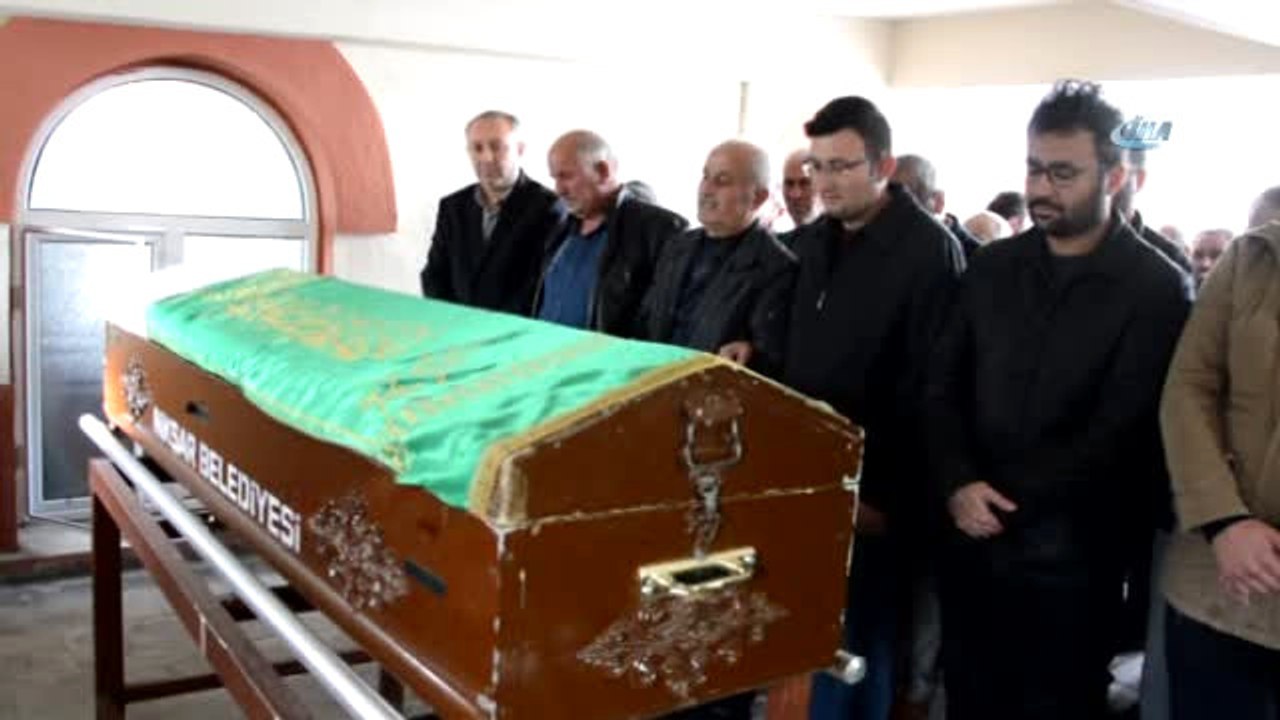 Eşini Öldürüp, İntihar Eden Polis Memuru Toprağa Verildi
