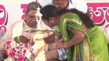 ಸಿಎಂ ಸಿದ್ದರಾಮಯ್ಯ ಅವರ ಶರ್ಟ್​ ಕ್ಲಿನ್​ ಮಾಡಿದ ಜಿ.ಪಂ ಅಧ್ಯಕ್ಷೆ | Oneindia Kannada