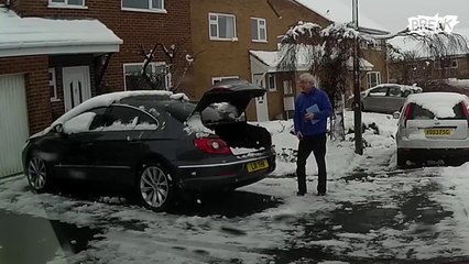 Quand tu utilises l'ouverture automatique de ton coffre au pire moment... Débile