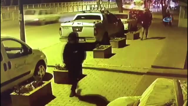 Güvenlik Görevlisi Kadının Yüzüne Kimyasal Döken Şahıs Kamerada.