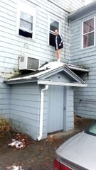 Un homme veut sauter d’un toit mais ça tourne mal