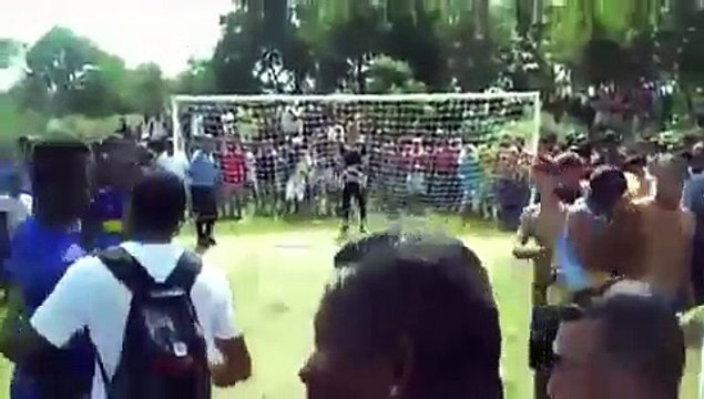 Ce gardien de but a beaucoup de pression sur les épaules... Regardez