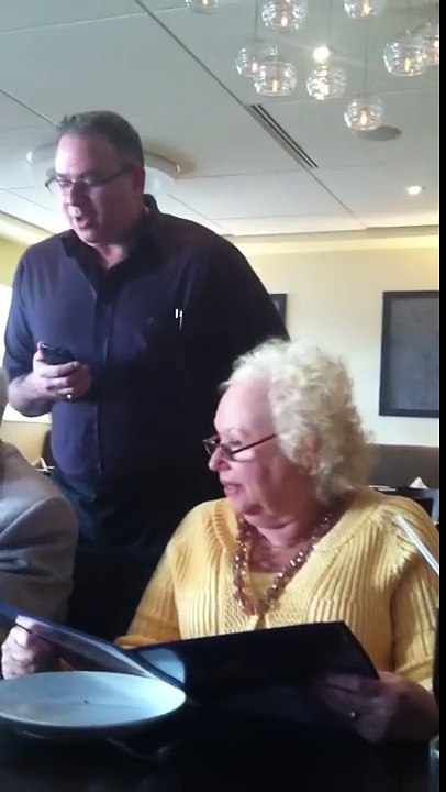 Sa mère ne voit pas son fils qui se prend pour le serveur