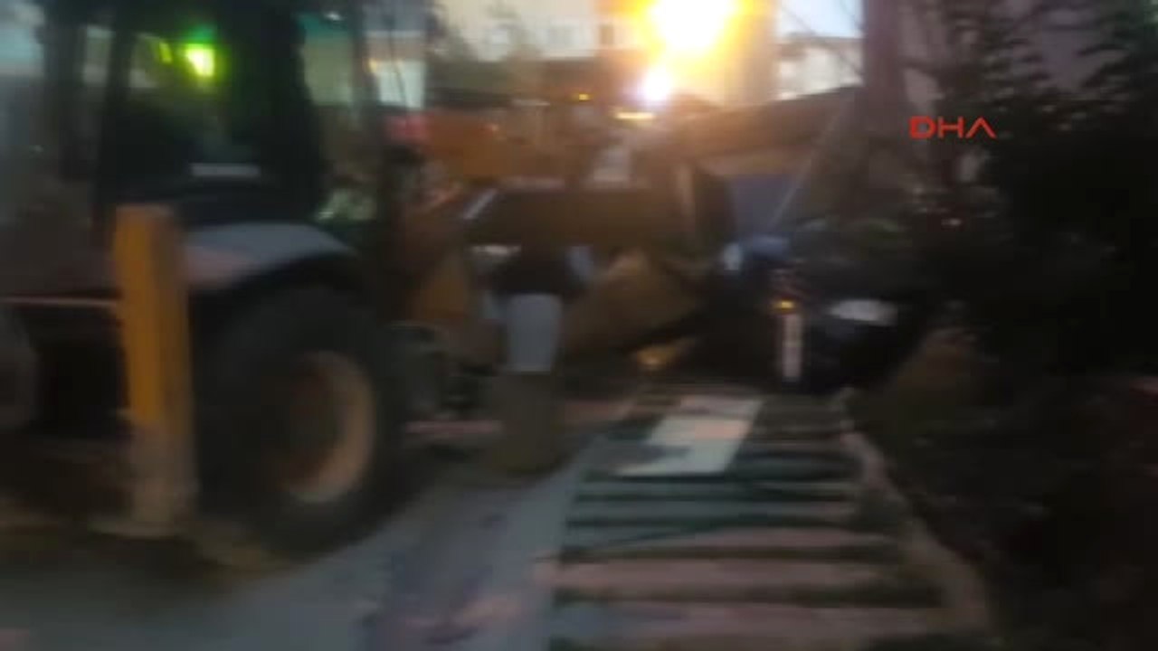 Kağıthane'de Geri Geri Kayan Tır Yan Yattı 3 Kişi Yaralandı