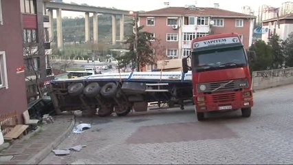 Kağıthane'de Freni Boşalan Tır Devrilerek 6 Araca Zarar Verdi