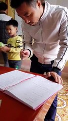 Thanh niên tay run cầm cập khi chuẩn bị ký tên vào sổ đăng ký kết hôn