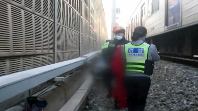 지하철에서 작업하다 또... 온수역에서 열차에 치여 숨져 / YTN