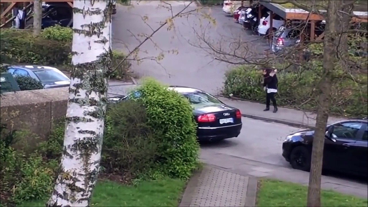 Une femme en panique tente d'échapper à un étrange individu